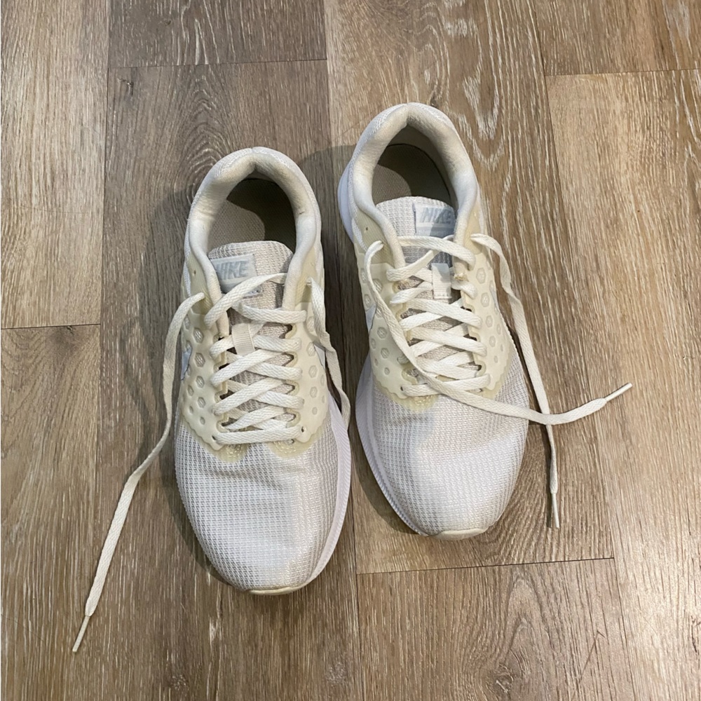Nike running shoes in WHITE 6.5